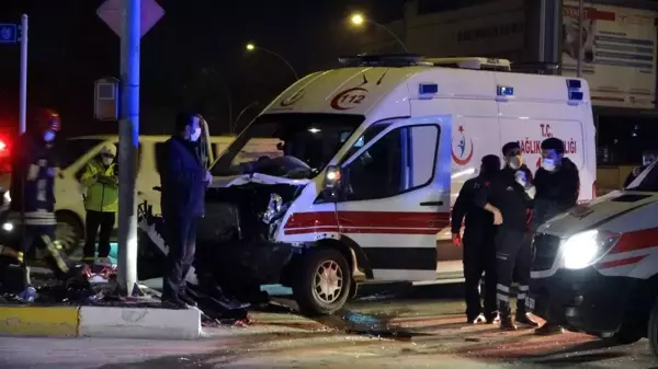 Hasta taşıyan ambulans ve otomobil çarpıştı: 7 yaralı