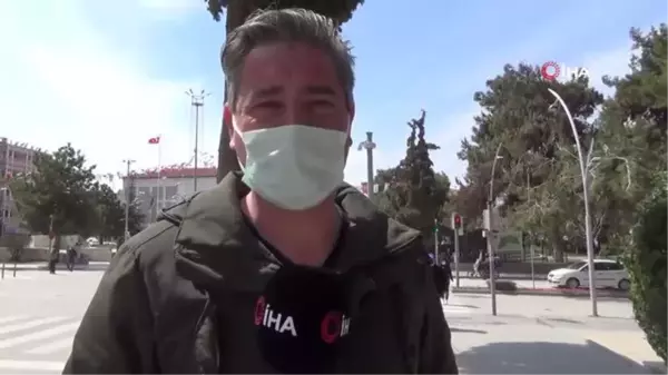 Çanta ve maske dağıtımında kalabalığa belediye görevlileri müdahale etti