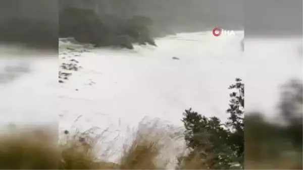 Fethiye'deki dolu, sahili beyaz örtü ile kapladı