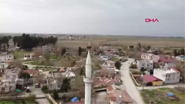 OSMANİYE 35 yıldır cami minaresine yuva kuran leylekler köyün simgesi oldu