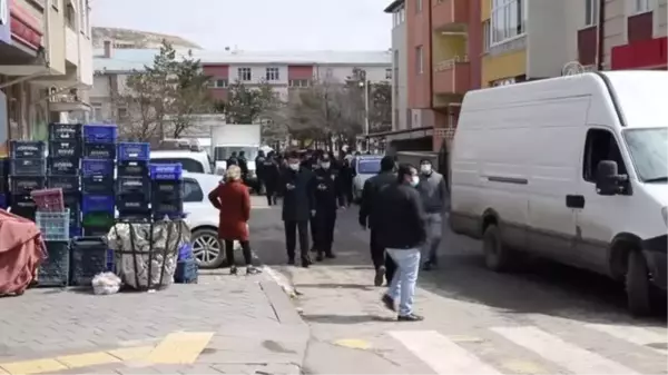 Pazarcılarla manav çalışanları arasında çıkan kavgada iş yerinde hasar oluştu