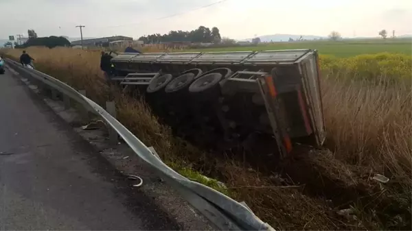 Söke'de tır şarampole devrildi