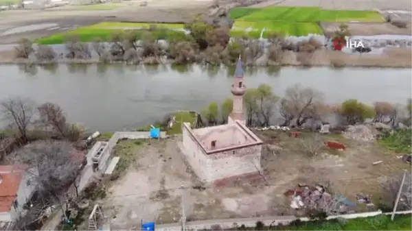 613 yıllık caminin minaresi böyle yıkıldı...Yeni caminin duvarı var çatısı yok