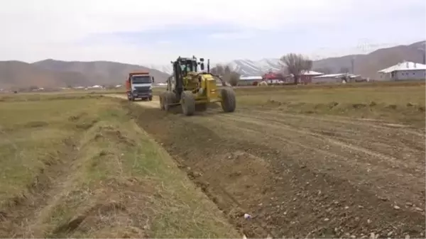 Gürpınar'da yol yapım çalışmaları devam ediyor