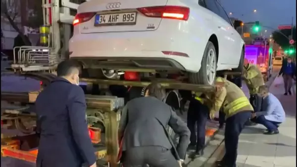 Pendik'te araç motoruna sıkışan kedi, belediye başkanının ihbarıyla kurtarıldı