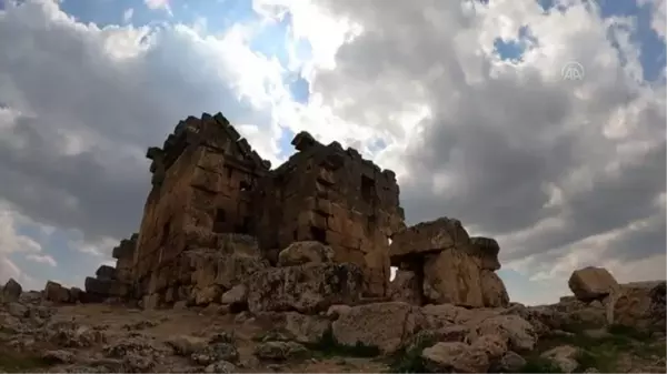 DİYARBAKIR - Bisiklet tutkunları 3 bin yıllık Zerzevan Kalesi'nde tarihe pedal çeviriyor