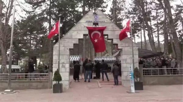 Son dakika haberi! Şehit polisin çocukları babalarının mezarı başında selam durdu