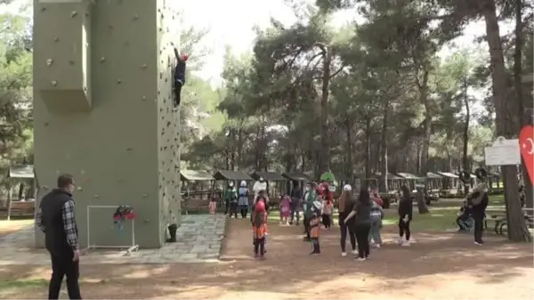 GAZİANTEP - Salgın nedeniyle evden çıkamayan anne ve çocukları belediyenin tahsis ettiği kampta eğleniyor