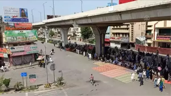 İSLAMABAD - Pakistan'da Fransız büyükelçinin gönderilmesini isteyen parti liderinin gözaltına alınması protesto edildi