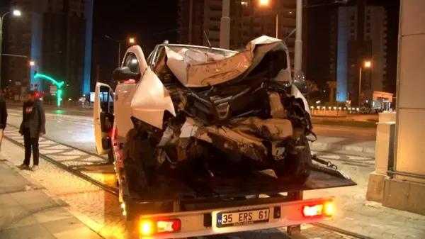 İzmir'de otomobil üst geçidin ayağına çarptı: 1 yaralı