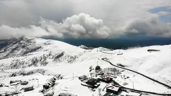 Muş'ta yüksek kesimdeki köyler beyaza büründü