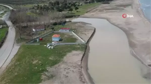 Sinop'ta yağmurun karları eritmesiyle taşkın riski yaşandı.. Deniz iki renge büründü