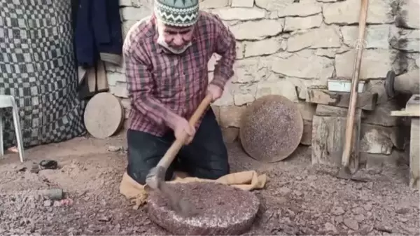 Baba ve oğlunun elinde şekillenen Kandıra taşı yöresel yemeklere lezzet katıyor