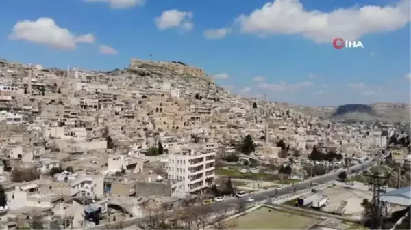 Mardin'de marangozlar, tanınmış kişilerin resimlerini dükkan kapılarına çiziyor