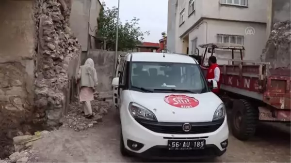 Türk Kızılay ve İHH, ihtiyaç sahibi yaşlı ve yetimlere yardımda bulundu