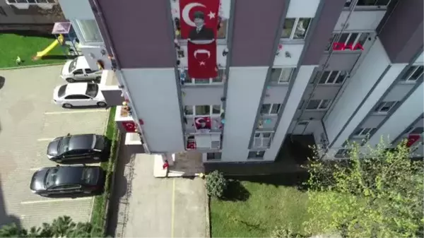 23 Nisan'da apartmanların dış cephelerine oyuncak astılar