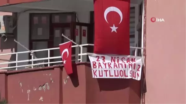 Alanya'da 23 Nisan bahçe ve balkonlarda kutlandı