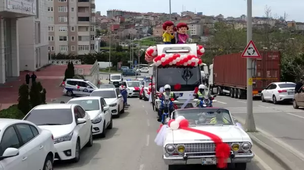 Son dakika haberi: Çekmeköy'de çocuklar, belediye başkanı ve kaymakamı temsilen vatandaşları selamladı