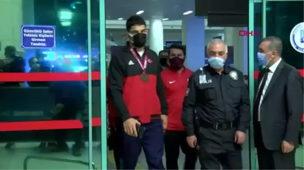 SPOR Avrupa şampiyonu Milli Güreşçiler, Ankara'ya geldi