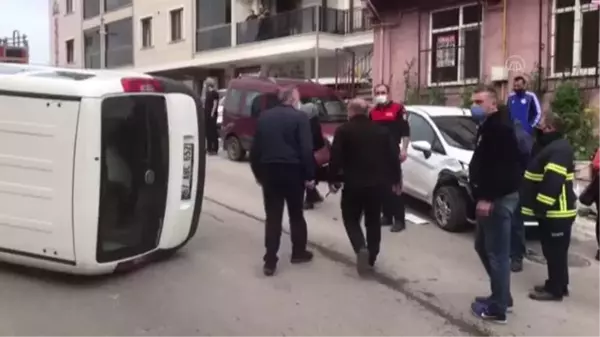 ZONGULDAK - Park halindeki otomobile çarparak devrilen hafif ticari aracın sürücüsü yaralandı