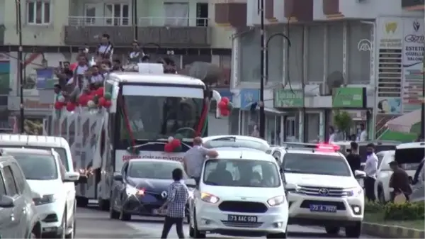 Son dakika... Voleybolda Efeler Ligi'ne yükselen Cizre Belediyespor, ilçede davul zurna eşliğinde karşılandı