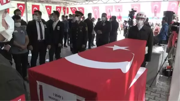 Son dakika: Pençe-Yıldırım Operasyonu'nda şehit düşen Mustafa Çalım son yolculuğuna uğurlandı (2)