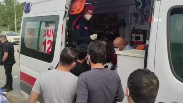 Direksiyon hakimiyetini kaybetti, aydınlatma direği ve ağacı yerinden söküp takla attı: 1 yaralı