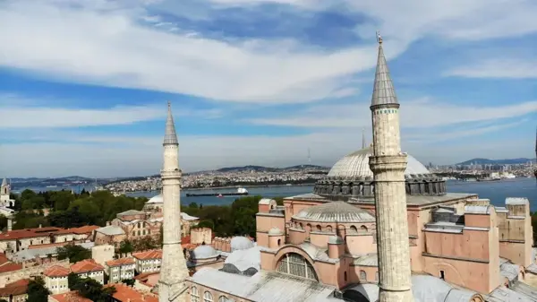 Ayasofya Camii'ne 87 yıl sonra ilk mahya asıldı