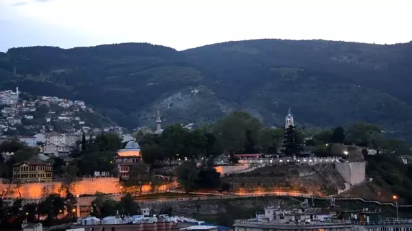 Bursa'da tophane surlarından ramazanın her günü patlayan iftar topu böyle görüntülendi