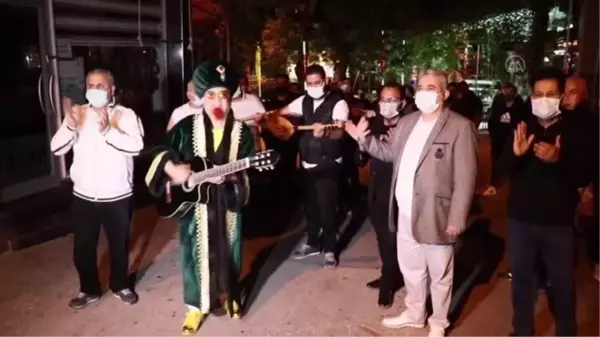 İzmirli sanatçılar vatandaşları orkestra eşliğinde sahura kaldırdı