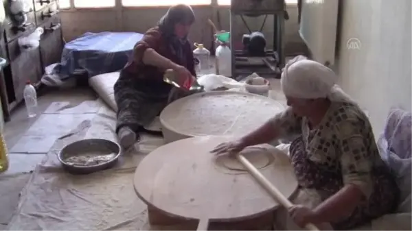 Ev baklavası için kadınların bayram mesaisi devam ediyor