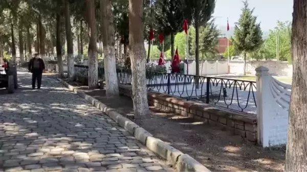 Tire'de şehit aileleri, şehitlerinin kabirlerini ziyaret etti