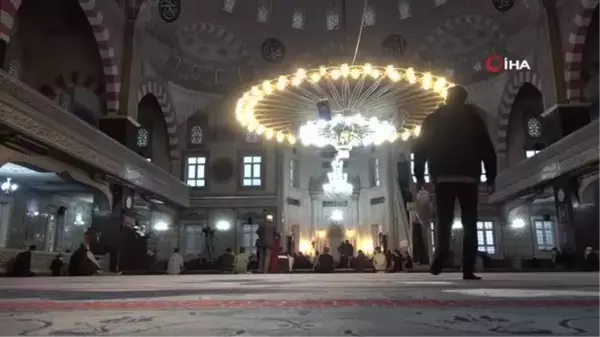 Bayram namazı sonrası vali uyardı, şeker yerine virüs ikram etmeyinElazığ Valisi Erkaya Yırık: 