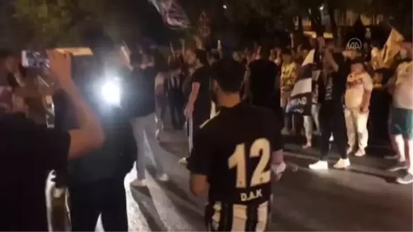 Beşiktaşlı taraftarlar şampiyonluğu kutladı (5)