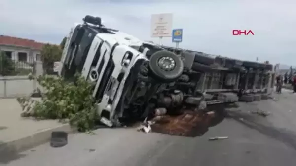 KIRMIZI IŞIKTA GEÇEN TAKSİYE ÇARPAN TIR, KALDIRIMDAKİ YAYALARIN ÜZERİNE DEVRİLDİ: 2 ÖLÜ, 5 YARALI