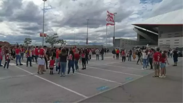 Atletico Madridli taraftarlar stadyum dışından takımlarına destek verdi