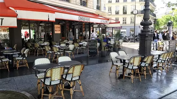 Fransa'da kafe ve restoranların dış kısımları açıldıYağmur nedeniyle beklenen yoğunluk yaşanmadı