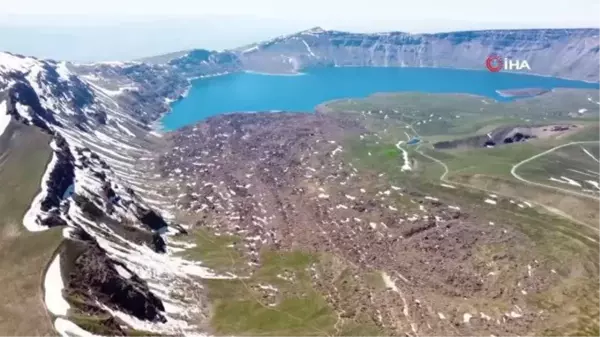 Nemrut Krater Gölü'nün doğusunda kış, batısında ise bahar havası yaşanıyor