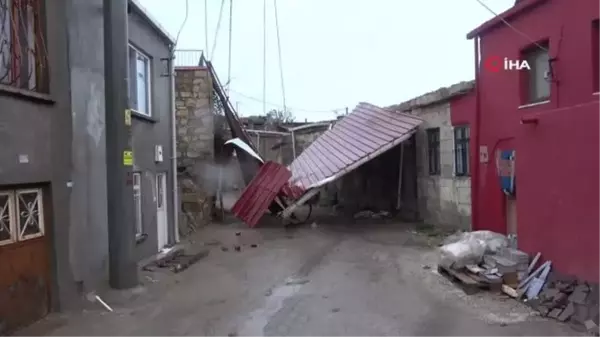 Ayvacık'ta şiddetli fırtına...Evlerin çatıları uçtu, ağaçlar devrildi