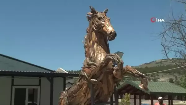 Binlerce odun parçası özenle seçildi, makine değmeden sanat eserine dönüştü