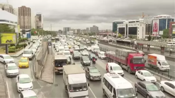 Sokağa çıkma kısıtlaması öncesi trafikte yoğunluk oluştu