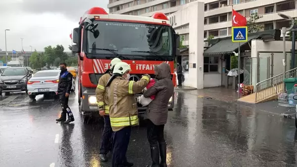 15 katlı binanın 4. katındaki yangında mahsur kalan anne ve çocuğu itfaiye kurtardı