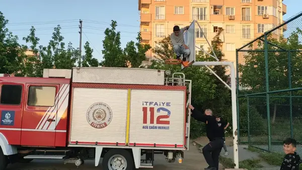 Kocaeli'de tırmandığı basketbol potasından inemeyen çocuğu itfaiye kurtardı