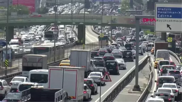 İstanbul'da öğle saatlerinde trafik yoğunluğu: yüzde 63