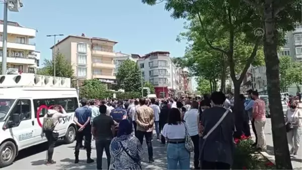 Silivri'de kavgada hayatını kaybeden gencin ailesi ve yakınları adliye önünde bir araya geldi