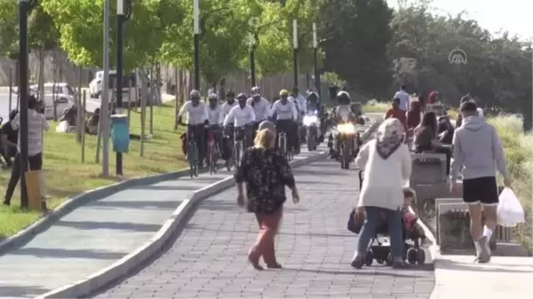 Balıklıgöl'den aldıkları suyu kirliliğe dikkati çekmek için pedal çevirerek Van Gölü'ne ulaştırdılar