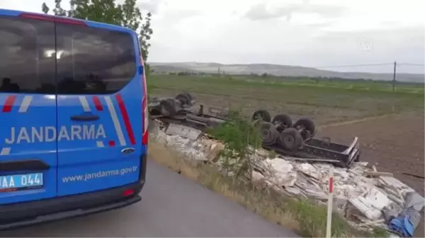 Son dakika haberleri | AFYONKARAHİSAR - Mermer yüklü tır devrildi: 1 ölü, 1 yaralı (2)