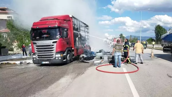 Osmancık'ta tekstil ürünü taşıyan tır yandı