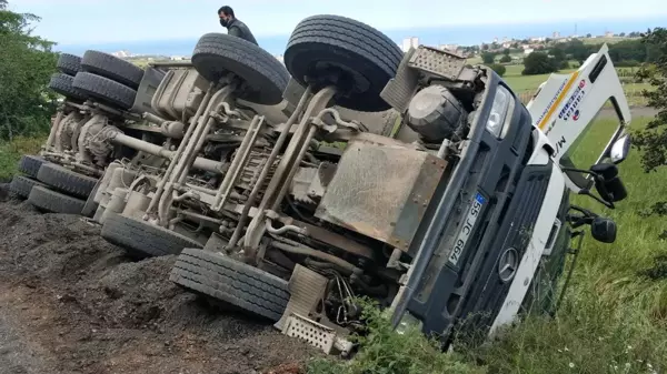 Samsun'da çöken yolda beton mikseri devrildi: 1 yaralı