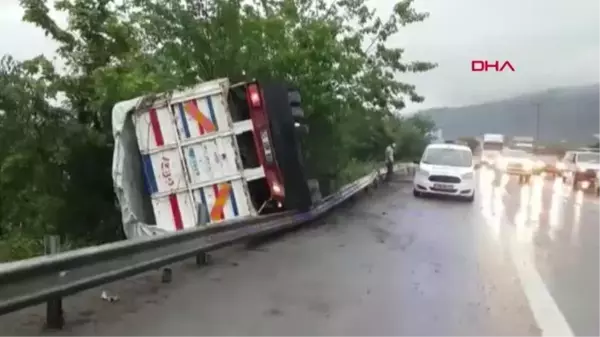 SAKARYA HAFİF TİCARİ ARACA ÇARPAN KAMYON DEVRİLDİ: 3 YARALI